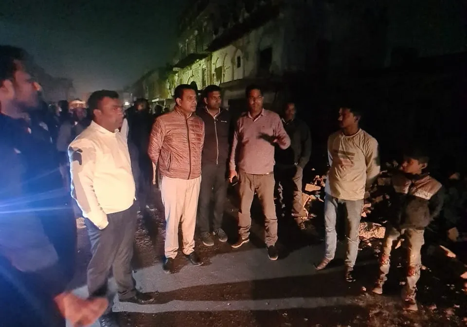 अयोध्या: फसाड लाइटिंग से रोशन होगा रामपथ, कमिश्नर और डीएम ने किया निरीक्षण  