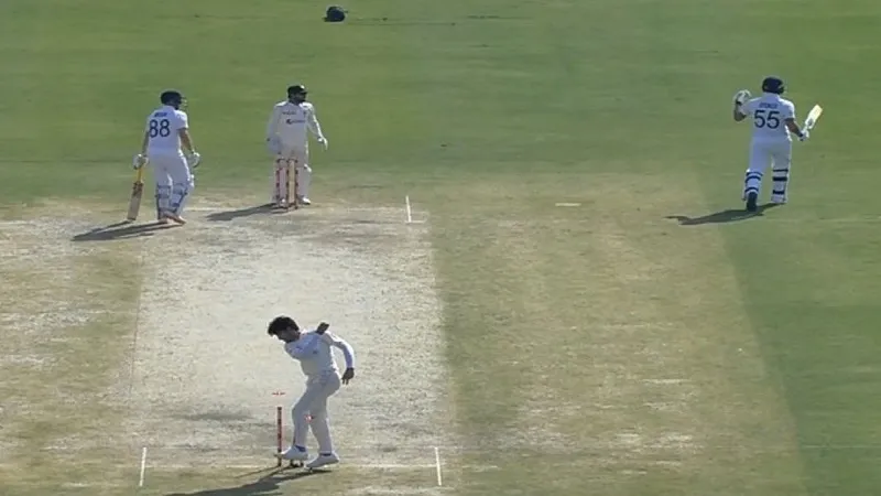 PAK vs ENG: पाकिस्तान के स्पिनरों ने इंग्लैंड का शीर्ष क्रम झकझोरा