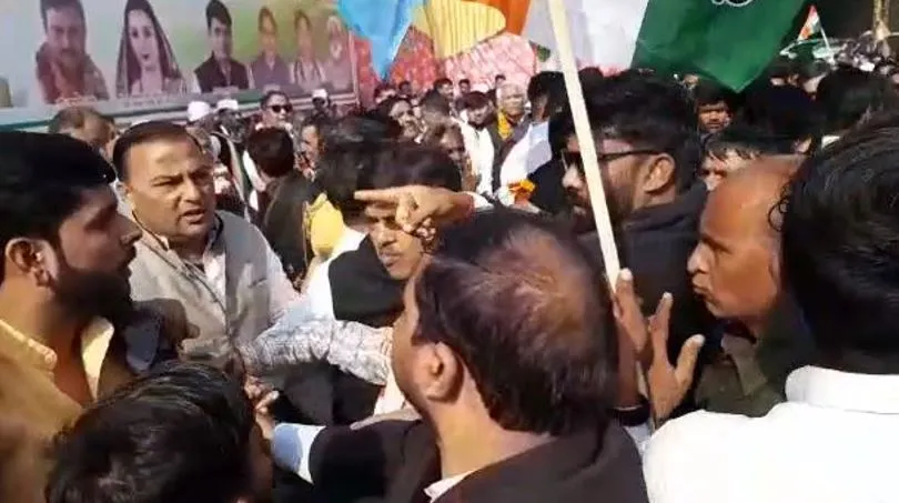 मथुरा: भारत जोड़ो यात्रा में भीड़े कांग्रेसी, जमकर हाथापाई और गाली-गलौज, हवा में लहराई पिस्टल