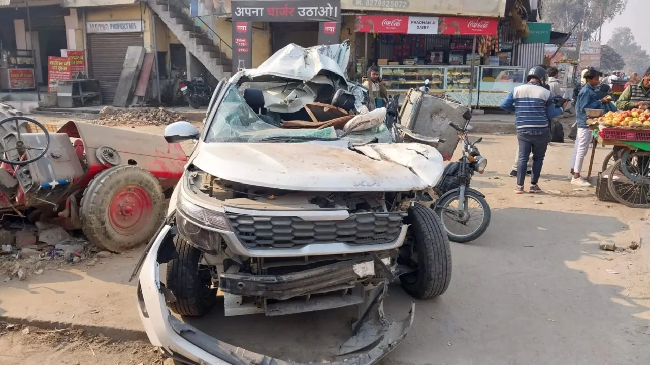 मेरठ: ऋषिकेश घूमकर लौट रहे स्टूडेंट्स की कार हाइवे किनारे खड़े ट्रक में घुसी, एक छात्र की मौत, तीन घायल