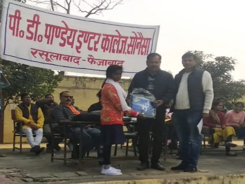 अयोध्या: सजायी रंगोली, लगाई मेंहदी, दिया स्वस्थ रहने का संदेश