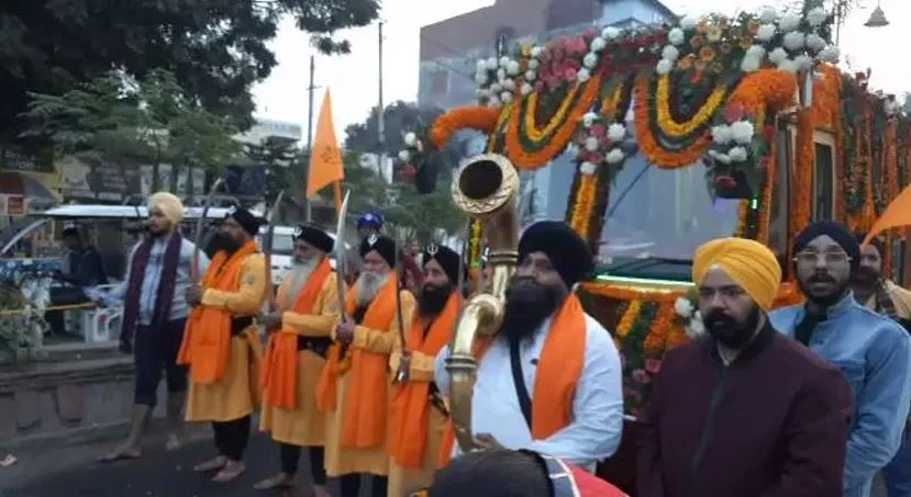 बरेली: गुरु गोविंद सिंह के प्रकाश पर्व को लेकर धूमधाम से निकाला गया नगर कीर्तन 