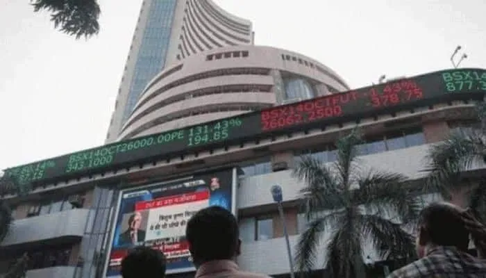 सेंसेक्स शुरुआती कारोबार में 621 अंक लुढ़का, निफ्टी भी कमजोर, रुपया स्थिर
