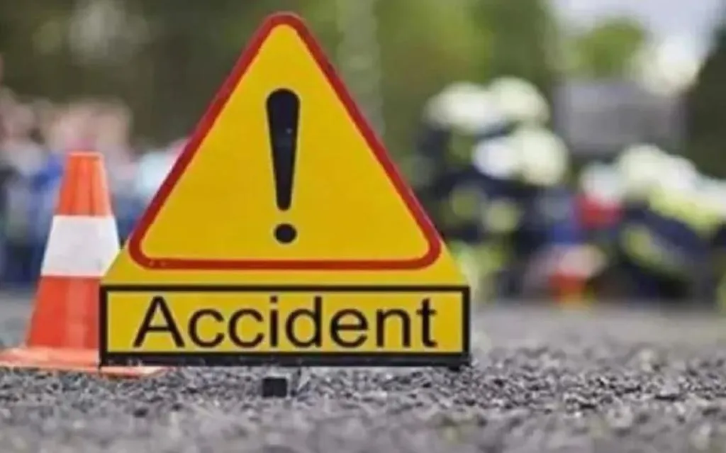 संभल: कैंटर की टक्कर से बाइक सवार पिता की मौत, बेटा गंभीर रूप से घायल