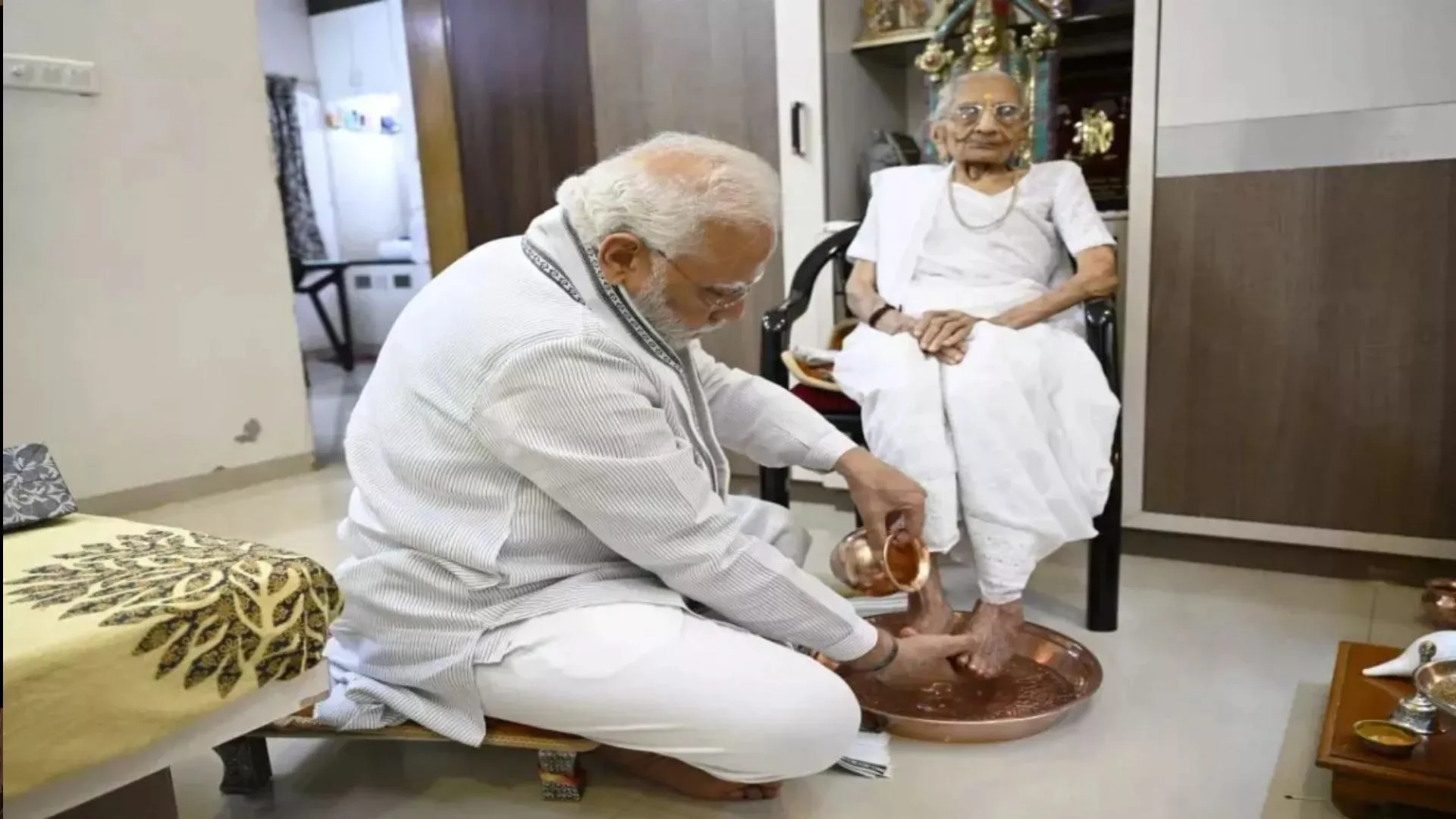 PM Modi की मां हीराबेन की बिगड़ी तबीयत, अस्पताल में भर्ती, जानिए लेटेस्ट हेल्थ अपडेट