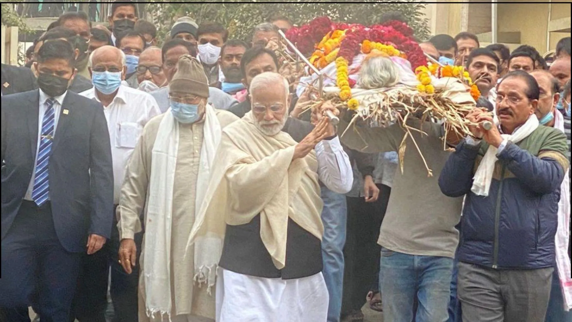 हीरा बा की 100 साल की जीवन यात्रा का अंत... PM Modi ने दी मां को मुखाग्नि