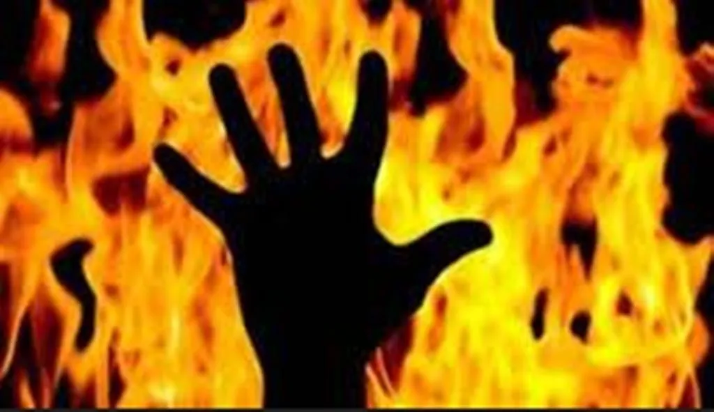 शाहजहांपुर: आग से झुलसी महिला की मौत, बेटा भी झुलसा