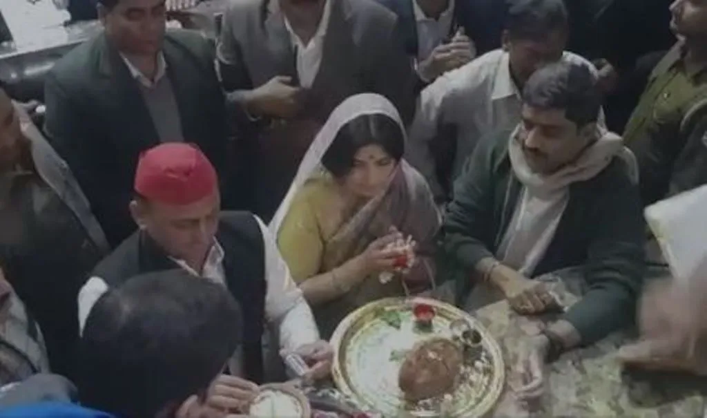 मथुरा: मैनपुरी चुनाव जीतने के बाद डिंपल और अखिलेश ने किए बांके बिहारी के दर्शन 