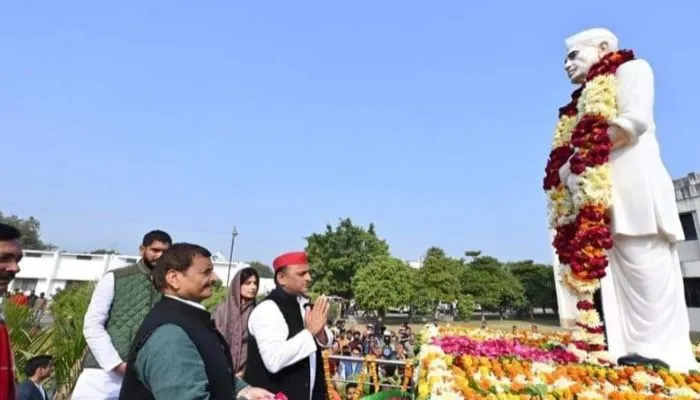 Etawah में सपा के राष्ट्रीय अध्यक्ष अखिलेश यादव बोले- अच्छा हुआ मुख्यमंत्री फुटबाल खेलने जसवंतनगर नहीं गये 