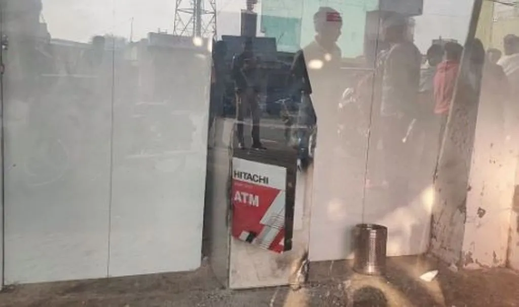 मथुरा: गैस कटर से एटीएम काट लाखों की नगदी ले गए चोर, जांच में जुटी पुलिस