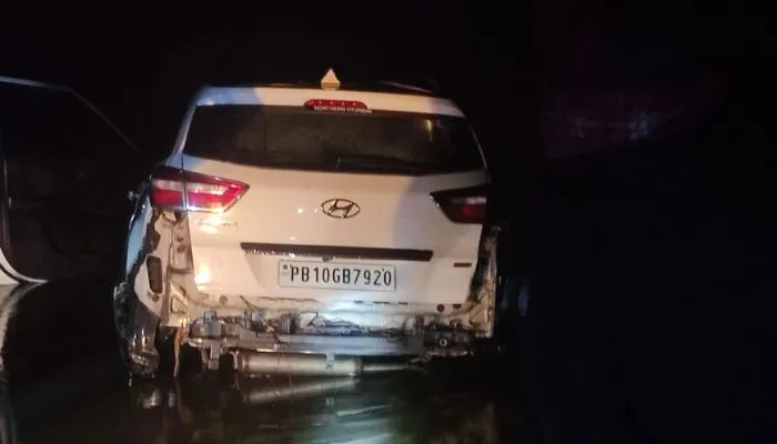 Auraiya Accident : रेलिंग तोड़कर यमुना में कार गिरने से नेवी के चीफ इंजीनियर की मौत, दोस्तों के साथ घूमने निकले थे