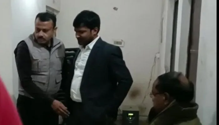 Auraiya News : विजिलेंस टीम ने BSA को रंगेहाथ 50 हजार की रिश्वत लेते पकड़ा, कोतवाली में पूछताछ जारी