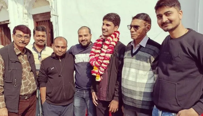 Auraiya News : किसान के बेटे अभिषेक तिवारी ने किया UPSC में टॉप, ऑल इंडिया में पाई पहली रैंक