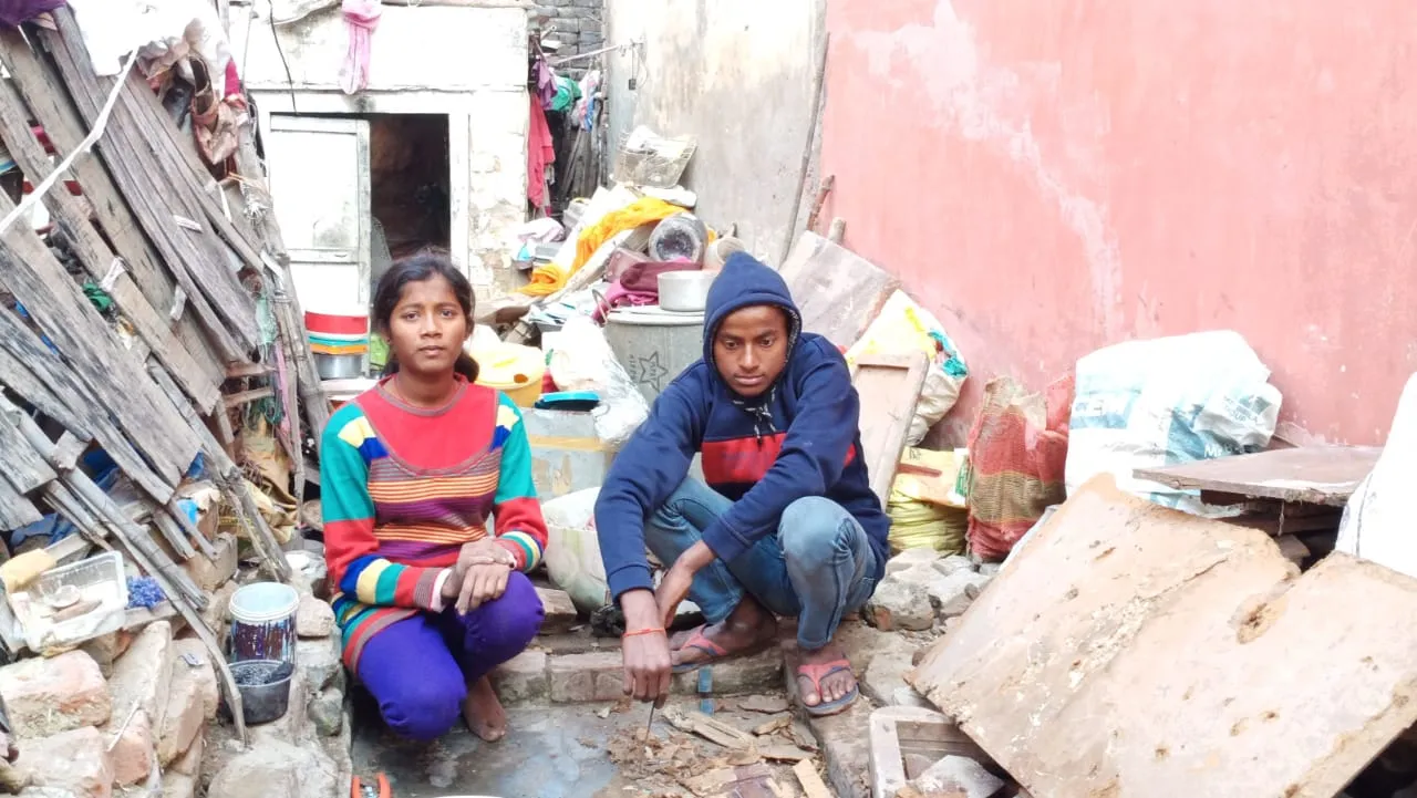  अयोध्या: सिर से उठा मां-बाप का साया, अब सहारे की दरकार, 10 साल पहले हुई पिता की मौत, अब मां ने भी छोड़ दिया जिंदगी का साथ