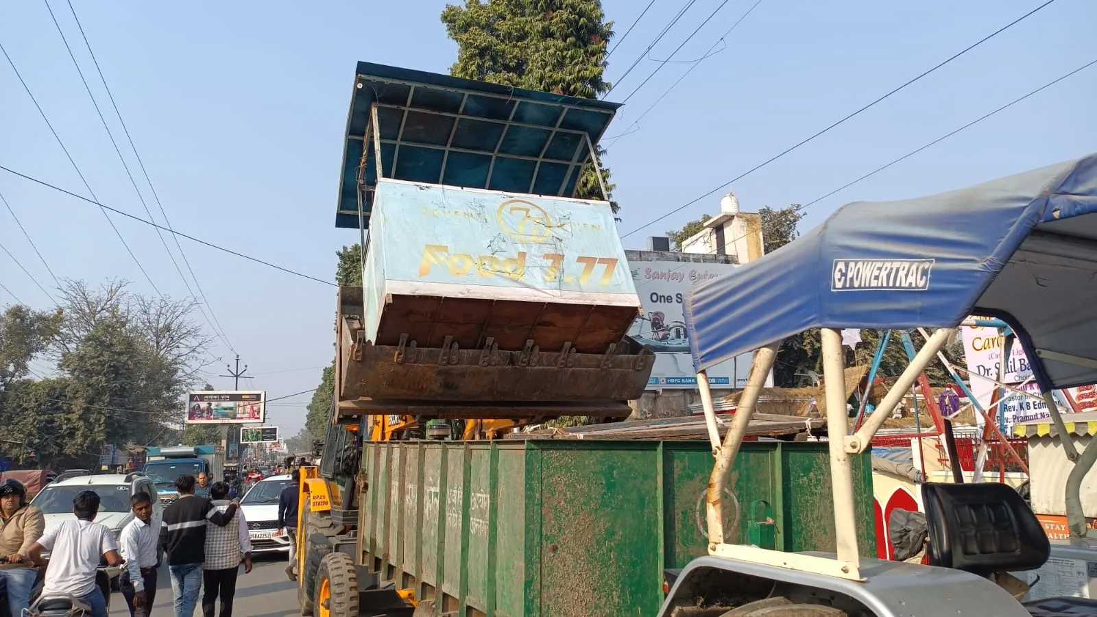 बरेली: नगर निगम ने अतिक्रमणकारियों के खिलाफ चलाया अभियान, किया सामान जब्त 