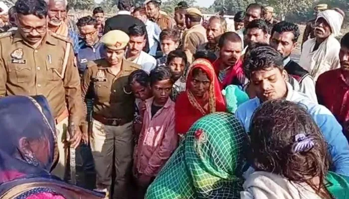 Banda Accident : रोडवेज बस से कुचलकर किसान की मौत, आक्रोशित ग्रामीणों ने लगाया जाम, मंडलायुक्त फंसे