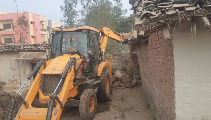 Banda News : सरकारी जमीन के कब्जे पर चला प्रशासन का बुलडोजर, नोटिस देने के बाद भी खाली नहीं की थी भूमि
