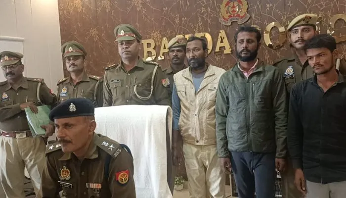 Banda पुलिस ने असलहा फैक्ट्री का भंडाफोड कर तीन आरोपियों को किया गिरफ्तार, चार-पांच हजार रुपये में बेचते थे