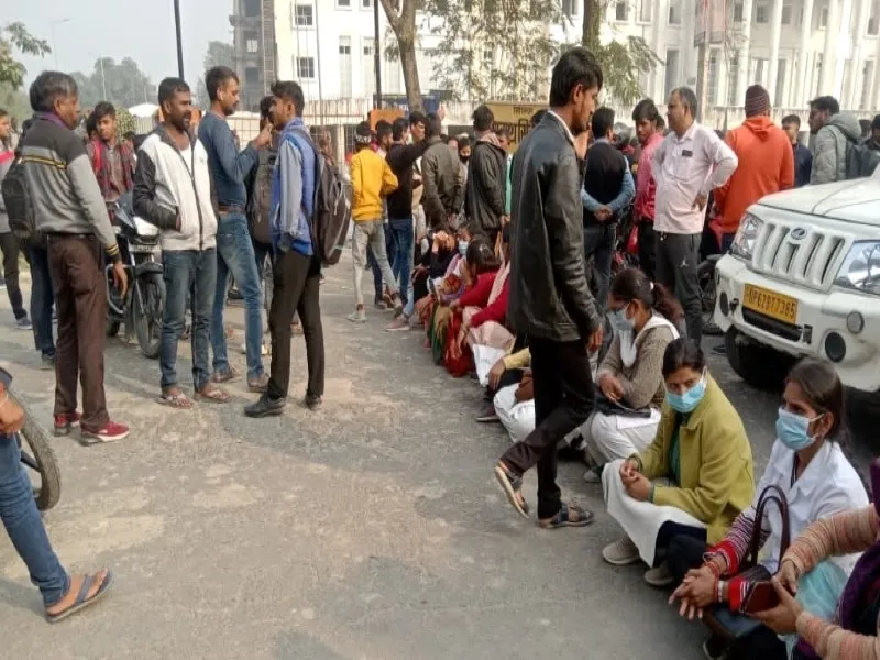 जौनपुर: बकाया भुगतान न मिलने पर स्वास्थ्य कर्मी उतरे सड़क पर, किया प्रदर्शन