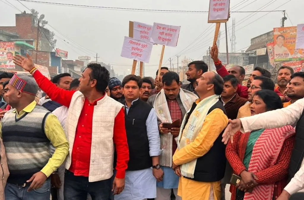 शाहजहांपुर: बिलावल भुट्टो के खिलाफ गुस्सा, पुतला फूंका 