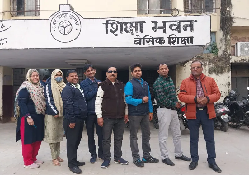 18 सूत्रीय मांगों को लेकर शिक्षा विभाग के कर्मचारी आरपार के मूड में, लखनऊ सहित सभी जिलों में काला फीता बांधकर हो रहा काम