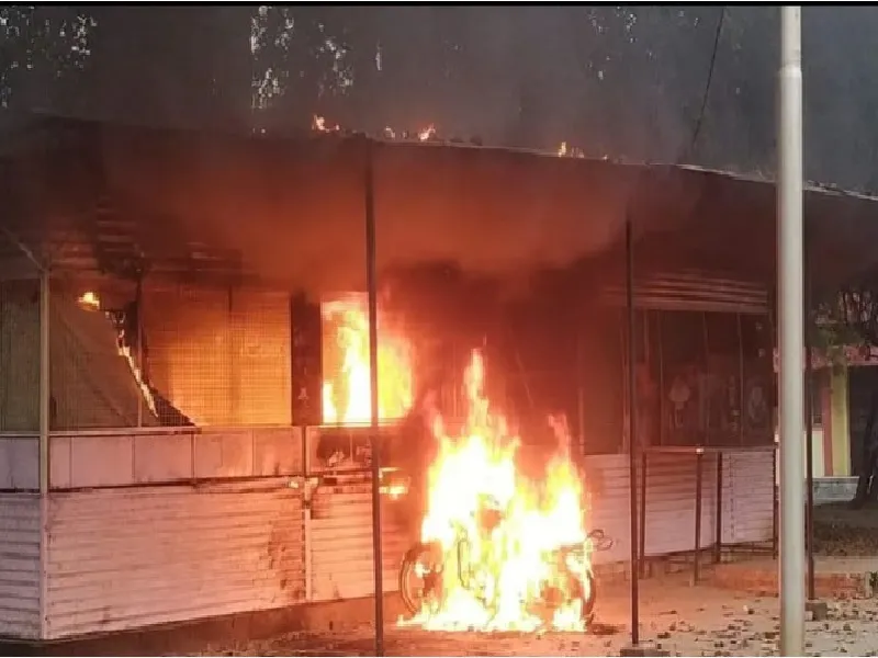 इलाहाबाद यूनिवर्सिटी में हालात बेकाबू, स्टूडेंट्स बोले- गार्डों ने किया हमला, उग्र छात्रों ने फूंकी दर्जनों गाड़ियां 