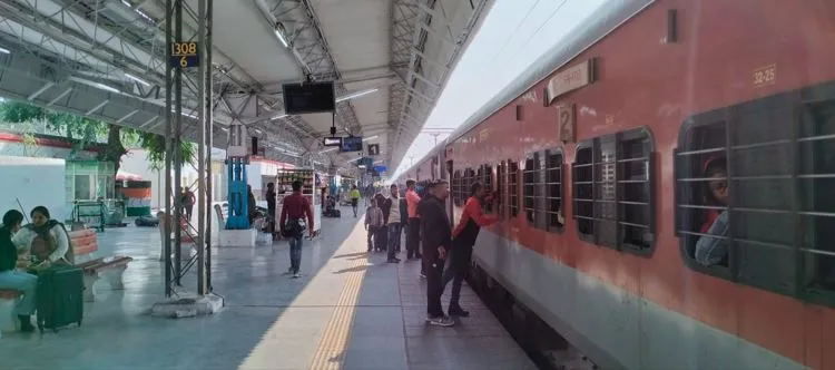 बरेली: रेलवे की यात्रियों से बेवफाई, ब्लाक ने मुश्किल बढ़ाई