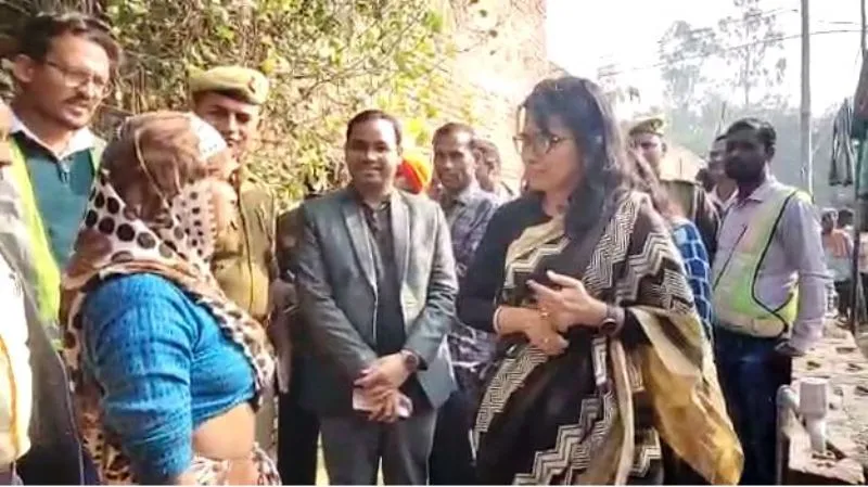 जल जीवन मिशन योजना की हकीकत जानने बछेड़ा और अमरोली पहुंची कमिश्नर संयुक्ता समद्दार