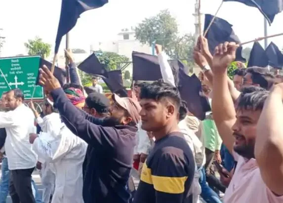 राजस्थान: मेव समाज ने काले झंडे लेकर निकाली वाहन रैली