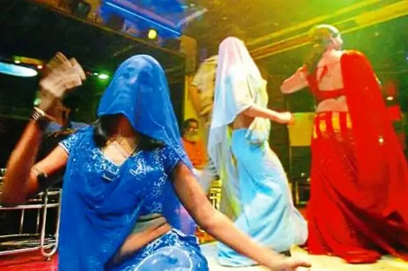 मुंबई के बार से 23 लोग गिरफ्तार, 13 महिलाओं को कराया गया मुक्त