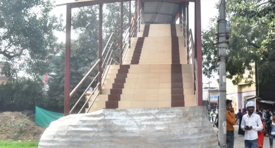 बरेली: फुट ओवरब्रिज का निर्माण कछुआ चाल, अब आई लिफ्ट लगाने की याद