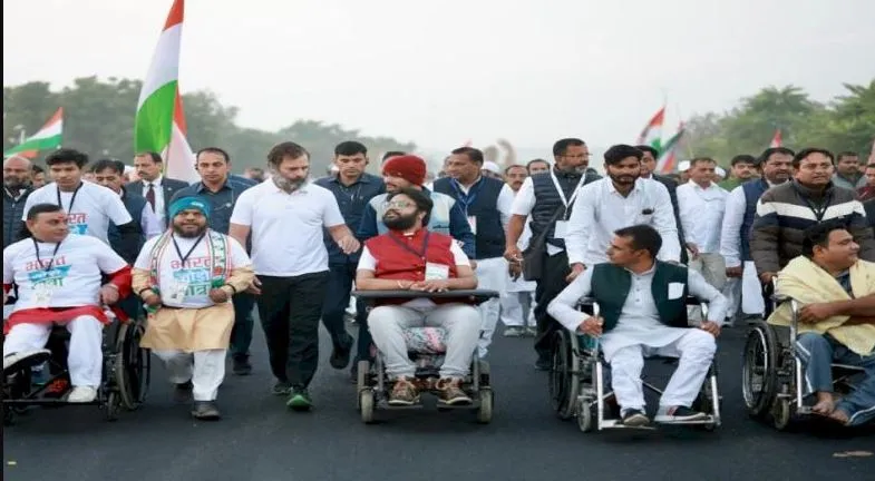 भारत जोड़ो यात्रा में शामिल हुए दिव्यांग, राहुल गांधी से की बातचीत
