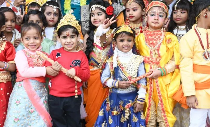 बरेली: गीता जयंती पर शांतिकुंज स्कूल में बच्चों ने महाभारत के पात्रों की दी प्रस्तुति