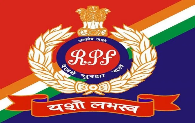 बरेली: आरपीएफ ने अवैध रूप से रेल टिकट बेचने वाला कैफे संचालक को दबोचा