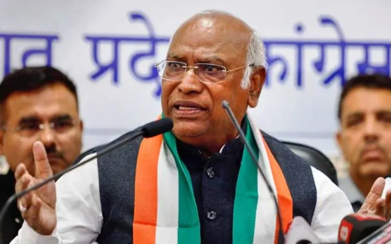 संगठन में ऊपर से लेकर नीचे तक जवाबदेही हो, ‘अक्षम’ लोग नए साथियों को मौका दें: खड़गे