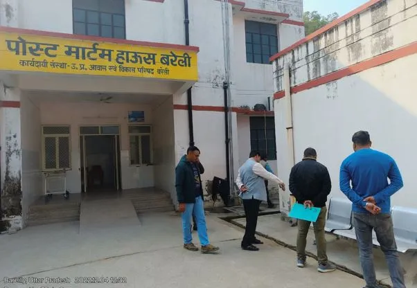 बरेली: शव को रुई और कवर देने के नाम पर मांगी सुविधा शुल्क, वार्ड ब्वाय बर्खास्त
