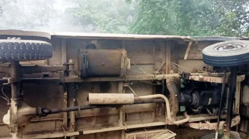 बरेली: सड़क पर मुसीबत बनी डग्गामार बस का पहिया निकला, कई घायल