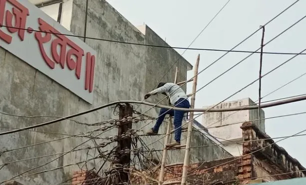 लखीमपुर-खीरी: सड़क पर टूटे पड़े करंट प्रवाहित तार में फंसी बाइक से विधि छात्र की मौत, भाई घायल