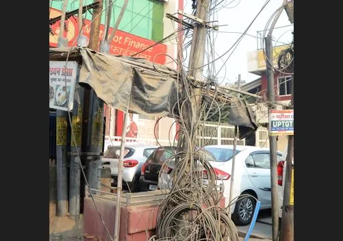 बरेली: एक लाख में से लैंडलाइन फोन बचे तीन हजार, पोल यातायात में बाधा बने