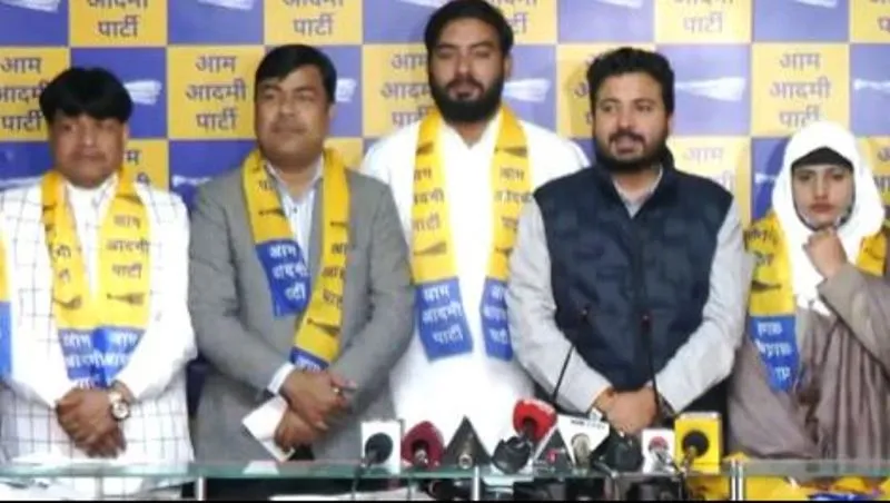 दिल्ली में कांग्रेस को बड़ा झटका, मेयर चुनाव से पहले दो पार्षद AAP में हुए शामिल