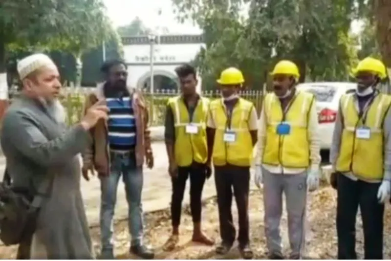 मुआवजा न मिलने पर ट्रक लेकर DM की कुर्सी जब्त करने पहुंचा किसान, कार्यालय में मचा हड़कंप