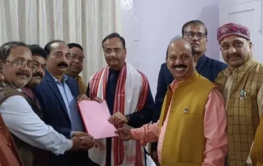 यूपी आदर्श व्यापार मंडल ने डॉ दिनेश शर्मा से की मुलाकात, की सर्वे छापे रोकने की मांग