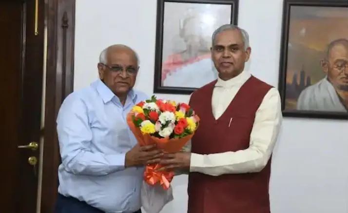 गुजरात के राज्यपाल से मिले भूपेंद्र पटेल, किया सरकार बनाने का दावा पेश 