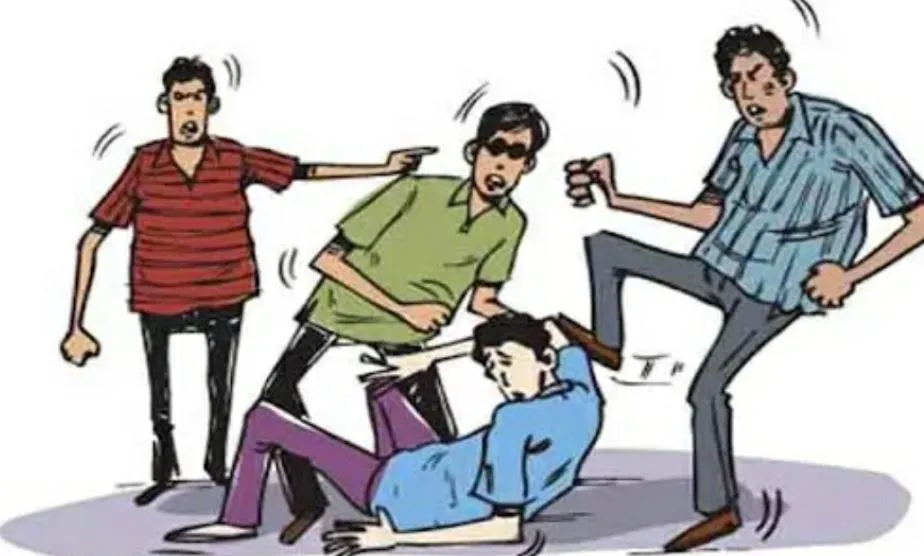 बरेली: ग्राम समाज की जमीन को लेकर जमकर चले लाठी-डंडे, युवक की मौत