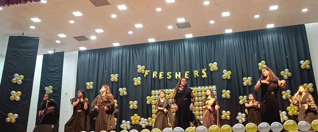 बरेली:फ्रेशर पार्टी में प्रथम वर्ष के छात्रों का किया स्वागत