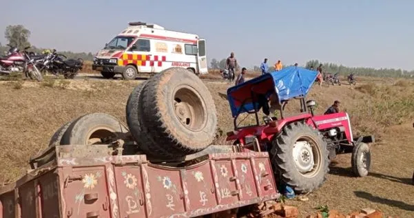 मथुरा: हाईवे पर ट्रैक्टर ट्राली पलटा,  20 घायल