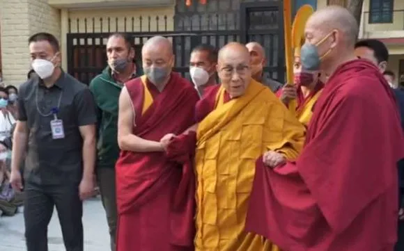 कोरोना महामारी: दो वर्षों के अंतराल के बाद दलाई लामा पहुंचे बोधगया