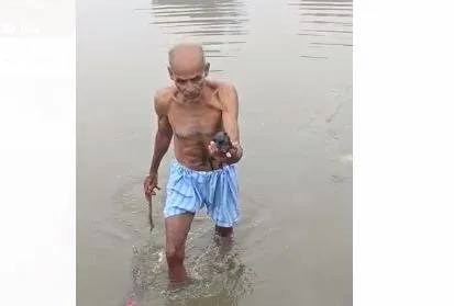 बदायूं: कुतिया ने घेर में दिया जन्म तो पति-पत्नी ने तालाब में फेंक दिए नौ पिल्ले