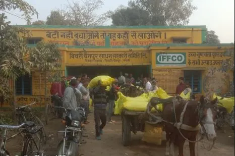 बरेली: दावों में खाद भरपूर,  किसान लाइन में लगने को मजबूर