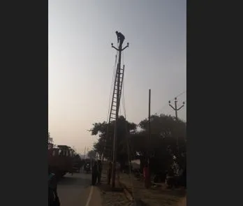 बरेली: डंपर ने बिजली के खंभे तोड़े, कई इलाके अंधेरे में डूबे